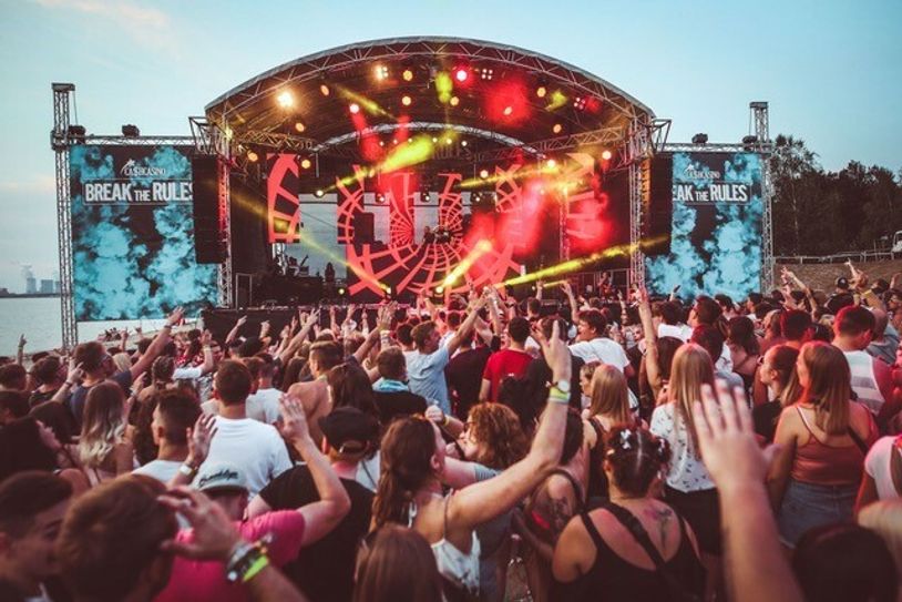 Auch in diesem Jahr erwartet die BTR-Besucher musikalische Highlights vor traumhafter Kulisse auf der Bühne am Strand. Foto: PR