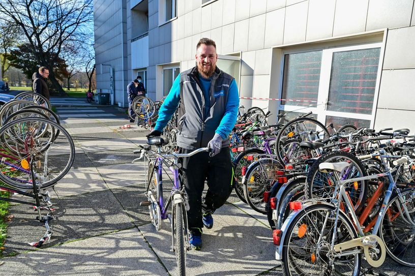 Stefan Damm, Objektbetreuer bei Vonovia, bereitet liegengebliebene Fahrräder für die Übergabe an den Lebenshilfe Dresden e.V. vor. Foto: Vonovia SE/Anja Schneider