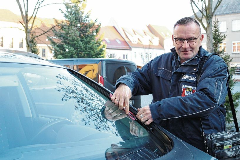 Der Calauer Politeur Jörg Suchomel bei seiner Hauptbeschäftigung: Knöllchen verteilen. Am 7. Dezember gibt es allerdings »Kalauer statt Knöllchen«. Foto: Stadt Calau / Jan Hornhauer