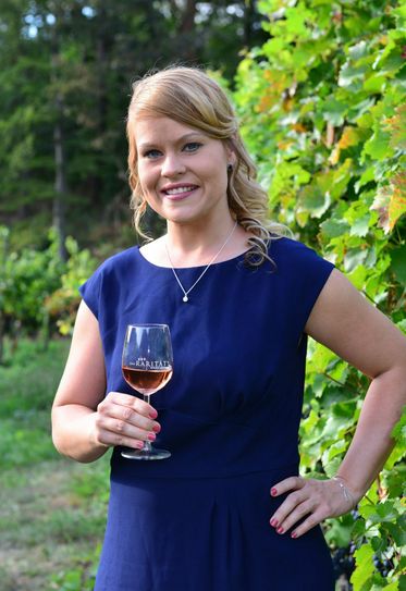 Jenny Zumpe (32) ist ebenfalls Weinprinzessin des Jahrgangs 2018/2019, jedoch in Jessen. Das gehört zwar zu Sachsen-Anhalt, doch die Jessener Weinberge zählen zum sächsischen Weinanbaugebiet. Fotos (3): Kahle/Weinbauverband Sachsen