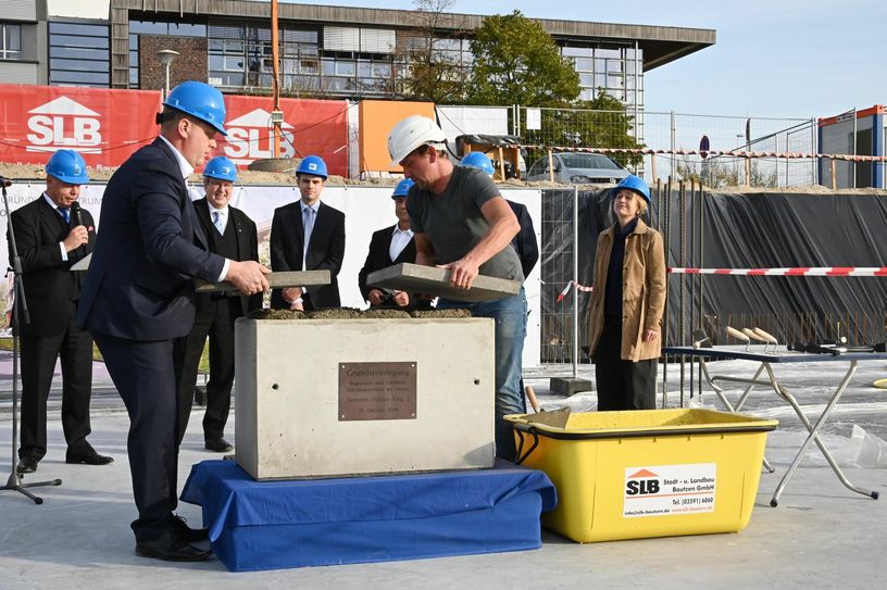 »Das neue Gründungszentrum wird als Verbindungsanker zwischen Wissenschaft und Wirtschaft einen wichtigen Beitrag zur Strukturentwicklung leisten. Mit dem Bau des Gründerzentrums würden auch moderne Arbeitsformen unterstützt«, so Minister Steinbach bei der Grundsteinlegung. Foto: Michael Helbig