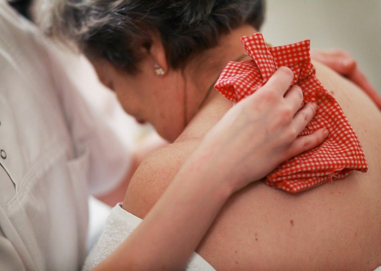 Pflegekräfte müssen künftig deutlich besser entlohnt werden, sonst wird der Pflegenotstand in Deutschland bald noch dramatischer.                                                                                                                            Foto: AOK Mediendienst