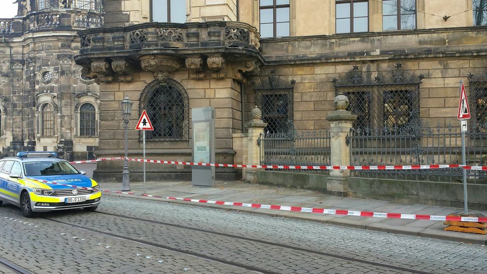 Polizeiauto vor dem Grünen Gewölbe