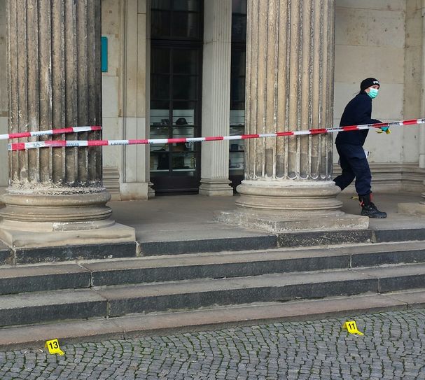 Spurensicherung direkt vor der Schinkelwache