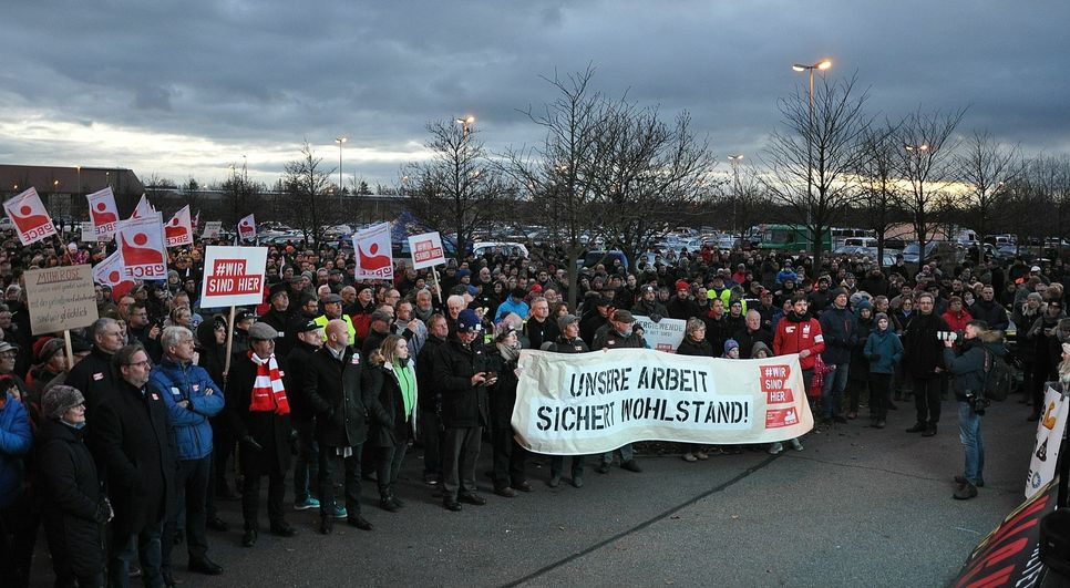Die IG BCE hatte am Kraftwerk Schwarze Pumpe zu einer Gegendemo mit der ganzen Familie eingeladen. Dem Aufruf folgten etwa 1500 Menschen. Foto: Detlef Bogott