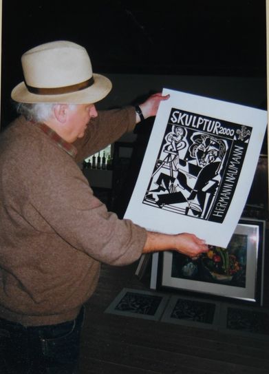 Im Jahr 2000 gab es eine Ausstellung mit Skulpturen von Hermann Naumann - hier der Künstler mit dem Plakat dazu. Foto: Archiv - Galerie