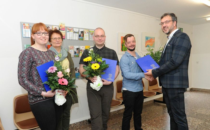 Freude über junge Mediziner (vo. li. na. re.): Luise Wilke, Margrit Ziegler (Kaufmännische Direktorin evangelisches Krankenhaus Luckau), Ken Michel, Benjamin Kalisch und Carsten Saß (Gesundheitsdezernent). Foto: Gerlinde Irmscher/LDS