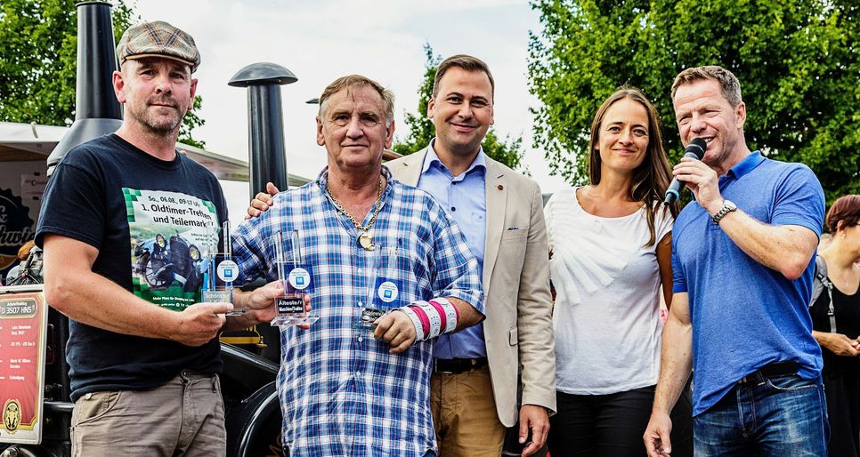 v.l.n.r. Matthias Broda (Veranstalter), Mario Müller-Milano (Direktor Dresdner Weihnachts-Circus), Gordon Knabe (Centermanager ELBEPARK Dresden), Kristin Hardt (Radio Dresden), André Hardt (Radio Dresden) / Foto: PR Elbepark Dresden