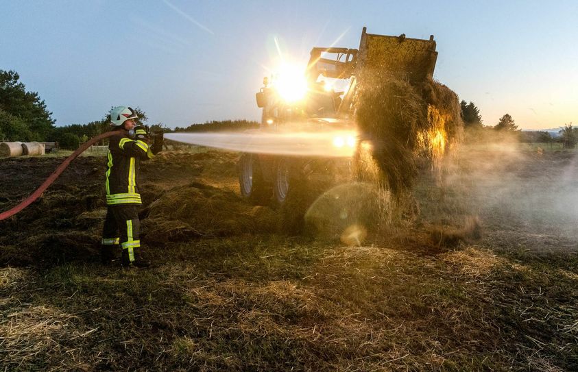 Feuerwehr und Landwirte Hand in Hand bei der Brandbekämpfung