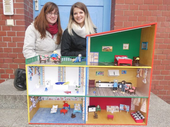 Linda Vogt und Antonia Oese engagieren sich beim Verein für Straffälligenhilfe Görlitz, haben unter anderem gemeinsam mit straffällig gewordene Menschen dieses Puppenhaus gebaut, das dem Janusz-Korczak-Heim in Görlitz gespendet wurde. Foto: Verein