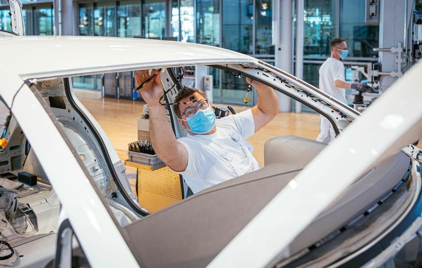 Derzeit werden in der Gläsernen Manufaktur täglich 18 e-Golf montiert, ab nächste Woche wieder 74 pro Tag. Foto: Killig