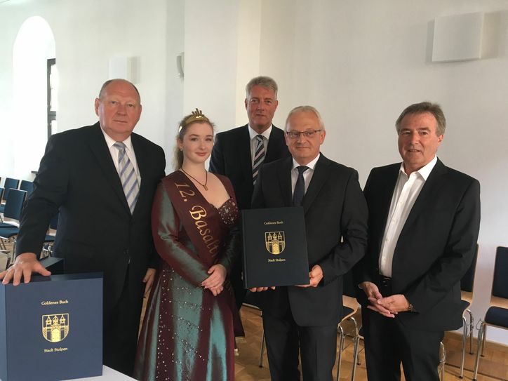 Klaus Brähmig, Basaltkönigin Vera Tuschling, Vorstandschef  Volksbank Pirna, Hauke Haensel, Bürgermeister Uwe Steglich, stellvertretender Bürgermeister Roman Lesch (v. li.) bei der Übergabe des Buches.                            Foto: PR