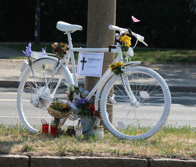 Erinnert an den Unfall vom 13. August 2018 auf der St. Petersburger Straße. Foto: Pönisch