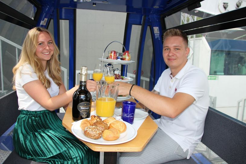 Besonderes Angebot: Die Frühstücksgondel, getestet von Marie (20) und Niclas (25)