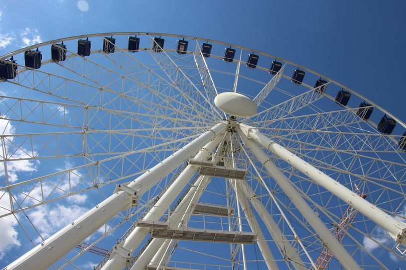 Am Postplatz, vor dem Rohbau des Mary-Ann-Gebäudes, steht das Riesenrad in diesem Jahr.