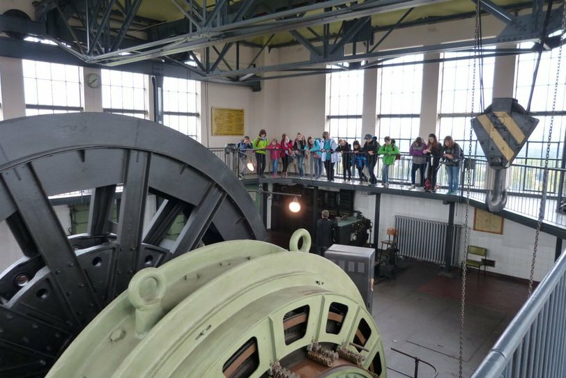 Als Gewinner durfte der Begabtenkurs (zusätzlich zu den erhaltenen 500 Euro Prämie) am 7. Oktober eine kostenlose Reise nach Oelsnitz im Erzgebirge durchführen. Im Bergbaumuseum fand der Sächsische Bildungstag statt, an dem die Schüler an vielen Projekten teilnahmen. 	Foto: Gymnasium