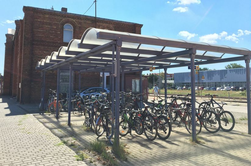 In einer Studie des ADFC gab es für die Fahrradabstellanlagen am Bahnhof in Weißwasser die Note 2. Foto: T. Keil