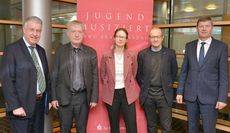 Lothar Piotrowski (Vorstand Sparkasse Niederlausitz), Ulrich Stein (Leiter Musikschule Oberspreewald-Lausitz), Anna Korr (Regionalsprecherin »Jugend musiziert«), Gabriel Zinke (Vorsitzender Landesausschuss »Jugend musiziert« Brandenburg) und Siegurd Heinze (Landrat OSL) gaben den Startschuss zum Regionalwettbewerb.
