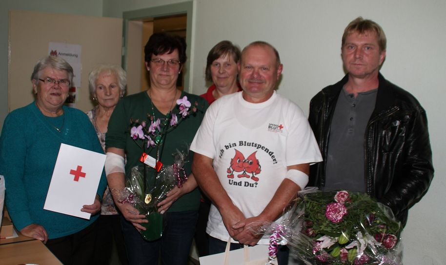 Beim Blutspendetermin in Mühlberg mit Helfern und Gratulanten, v.l.: Johanna Mansch, Anita Siegel (beide DRK Ortsgruppe Mühlberg), Hannelore und Bernd Brendel, Bärbel Reichenberger (DRK Blutspendedienst Nord-Ost) und Steffen Groth (Geschäftsführer DRK-Kreisverband Bad Liebenwerda e.V.).                                                  Foto: H. Lübeck
