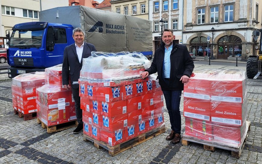 Die Hilfsgüter sind in der Partnerstadt Gryfow Slaski angekommen. Tief beeindruckt zeigte sich der 1. Bürgermeister Andrzej Tartak (rechts) bei der Spendenübergabe durch den Bischofswerdaer Oberbürgermeister Holm Große