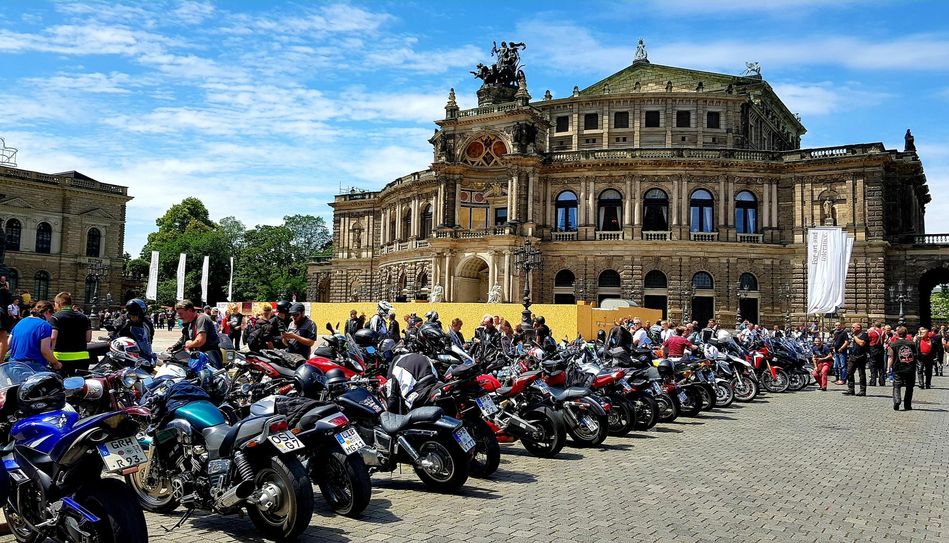 4. Juli: Biker-Protest gegen Fahrverbot auf dem Theaterplatz. Foto: Büttner