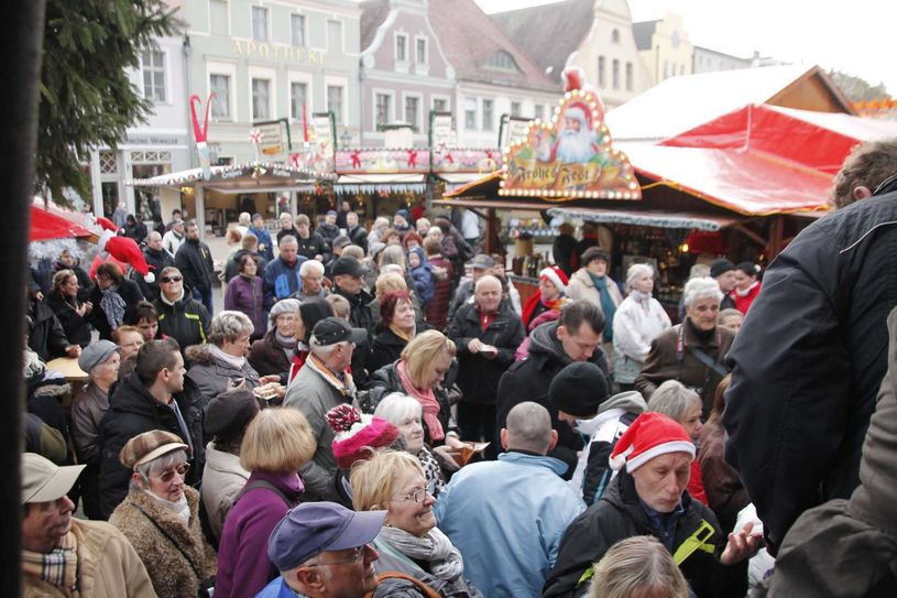 Die Stücken werden von der Rathausspitze an die Besucher verteilt - zum symbolischen Preis von 1 Euro. Foto: jho
