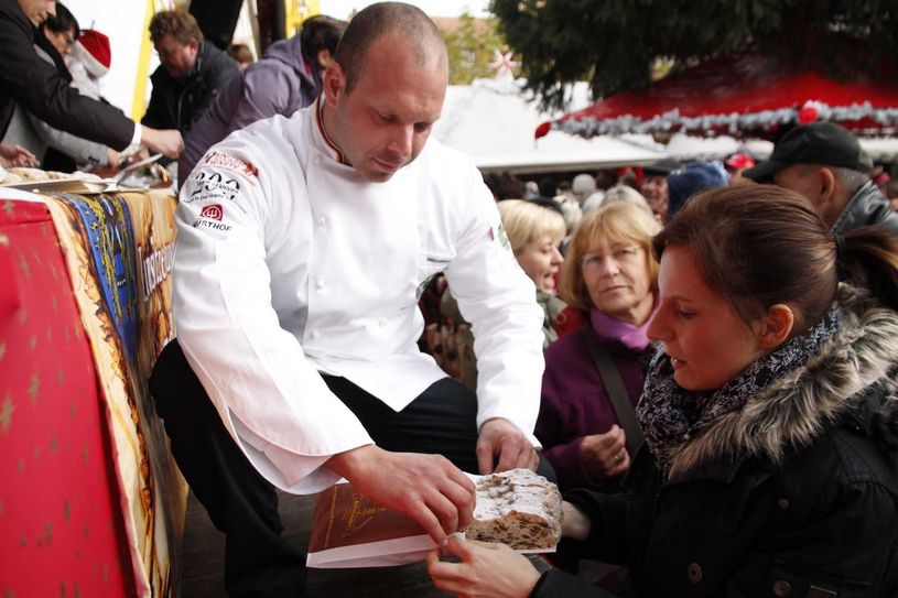 Im letzten Jahr kam der Stollen von der Bäckerei Klinkmüller (hier: Matthias Klinkmüller). In diesem Jahr hat die Biobäckerei Schmidt aus Cottbus den Stollen gebacken. Foto: jho