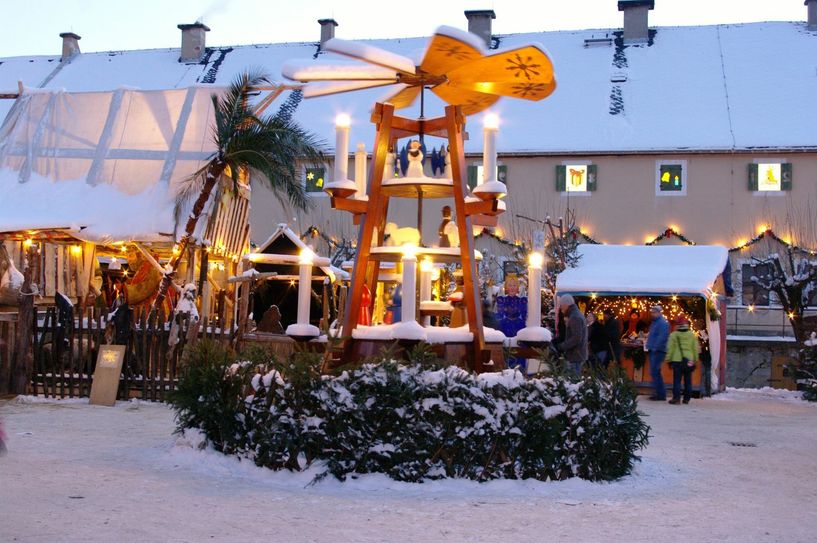 Die Weihnachtspyramide auf dem Festungsplateau. Jetzt fehlt nur noch Schnee. Foto: Archiv