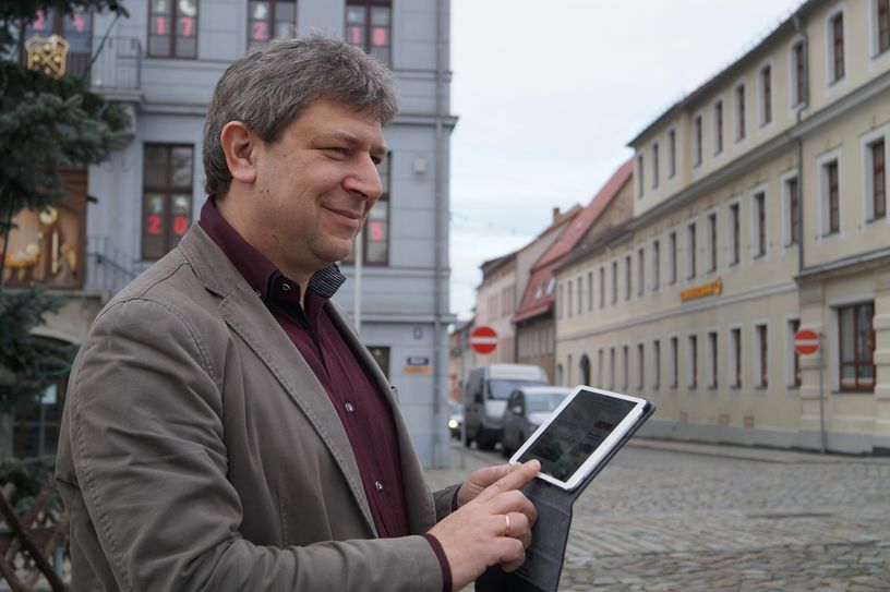 Seit letzter Woche können OB Holm Große, seine Schiebocker und ihre Gäste am Altmarkt kostenlos ins Internet. Foto: Stadtverwaltung