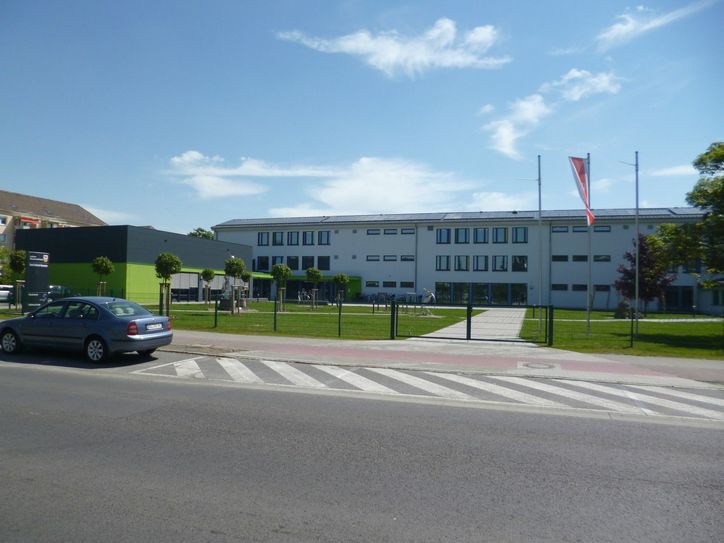 Auf dem Dach des Paul-Fahlisch-Gymnasium in Lübbenau/Spreewald befindet sich eine große Photovoltaikanlage. Foto: Landkreis OSL/Werner