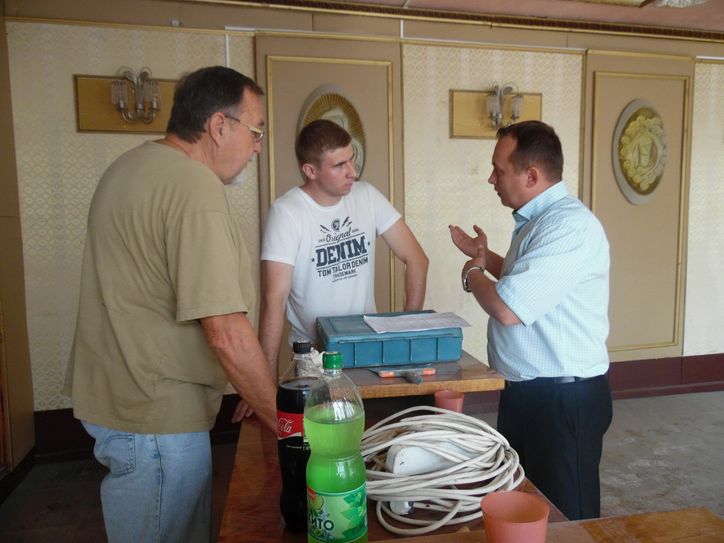 Teilnehmer des Sommerlagers bei Absprachen zu den Arbeiten im Standesamt .                                        Foto: Verein