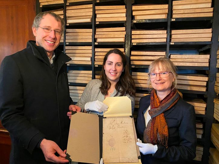 Pfarrer Martin Meyer und Kantorin Patricia Kramer übergeben die Handschrift an Kuratorin Henrike Rucker (rechts) vom Leipziger Bach-Museum.