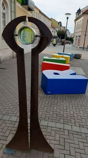 Straßenkunst: Der bunte Blick auf Riesa vor der Riesa-Information.   Foto: Farrar