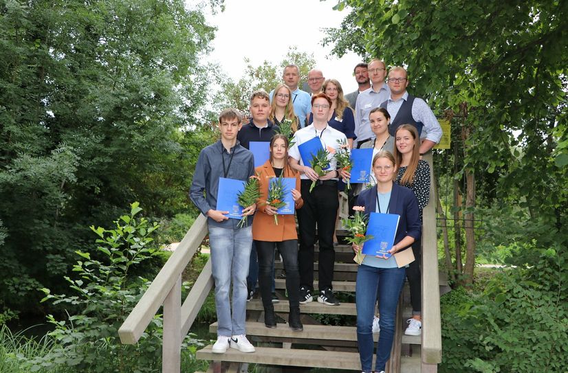 Die neuen Azubis und Studenten während der Begrüßung durch Landrat Stephan Loge.