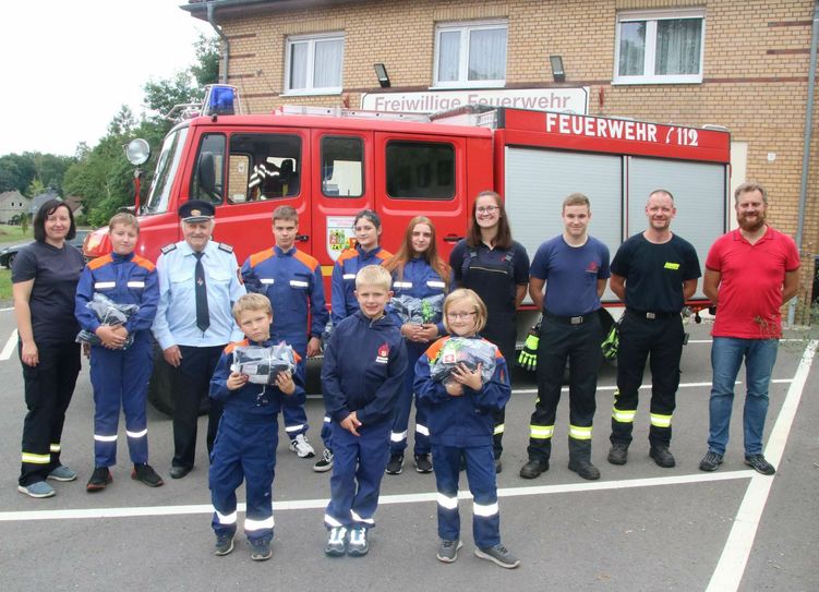 Bei der Übergabe der neuen Bekleidung war auch das älteste Feuerwehrmitglied, der 81-jährige Manfred Paulo, mit dabei. Foto: Bernd Naumann