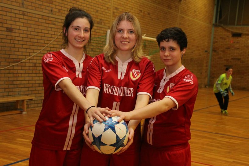 Der WochenKurier unterstützt alle Mannschaften seit Jahren als Trikotsponsor und präsentiert das Turnier. Foto: jho