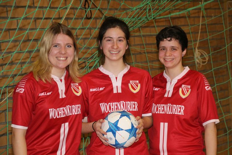 Die weiblichen FCE-Mannschaften freuen sich auf ein spannendes Turnier, bei dem sie Gastgeber sind. Von links im Bild: Linda Rudolph (Kapitän B-Junioren), Elisa Otto (Kapitän C-Junioren) und Nicole Kämeling (Kapitän Damenmannschaft). Foto: jho