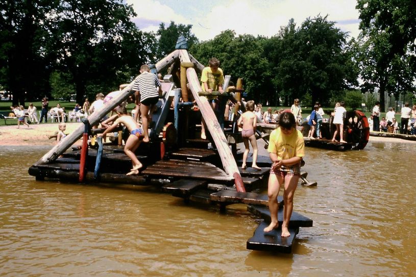 1995 erfreute der Wasserspielplatz im Elias-Park viele Kinder. Das soll auch wieder so sein - die Bürgerstiftung plant die Wiedereröffnung für 2017. Foto: Michael Helbig
