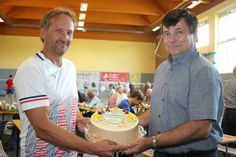 Eine Geburtstagstorte für Thomas Riese von Roland Zosel vom Nachbarverein »SV Blau-Weiß« Tröbitz (v.l.).