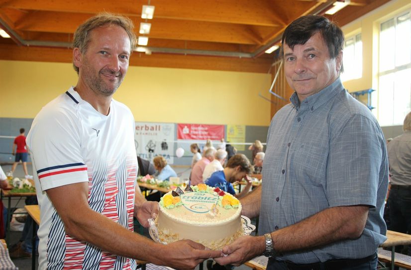 Eine Geburtstagstorte für Thomas Riese von Roland Zosel vom Nachbarverein »SV Blau-Weiß« Tröbitz (v.l.).