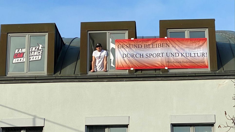 »Gesund bleiben... durch Sport und Kultur« steht auf dem großen rot-weißen Banner, das Mario Steinmetz vorige Woche am Kamenz Can Dance Tanzhaus anbrachte. Der Verein will gemeinsam mit dem OSSV Kamenz, dem SV Einheit Kamenz und Tomogara auf die brisante Lage aufmerksam machen, in die die Vereine durch den erneuten Lockdown zunehmend geraten. (Foto: privat)