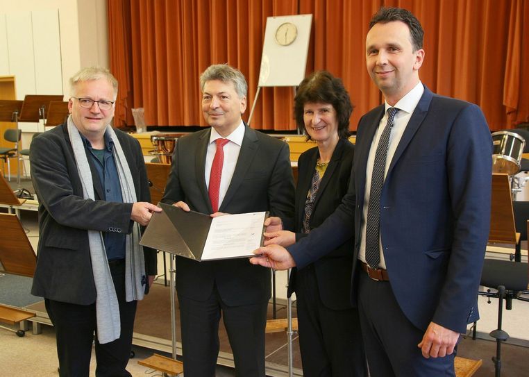 Kulturministerin Eva-Maria Stange übergibt den Zuwendungsbescheid zur besseren Bezahlung an den Chefdirigenten der Elbland Philharmonie Sachsen, Ekkehard Klemm (l.). Landrat Arndt Steinbach und Oberbürgermeister Marco Müller  (r.) sichern den kommunalen Zuschuss zum Förderpaket ab.  Foto: Farrar