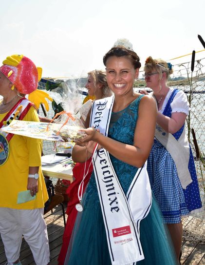 Alexandra Malk beim Fischerstechen 2015. Dieses Jahr gibt sie das Amt der Teichnixe weiter.  Foto: Michael Helbig
