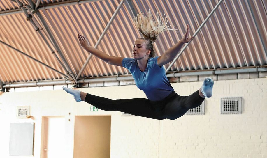 Tessa Neumann bei der Abnahme der sportarttypischen Schwierigkeitselemente. Foto: Fleck