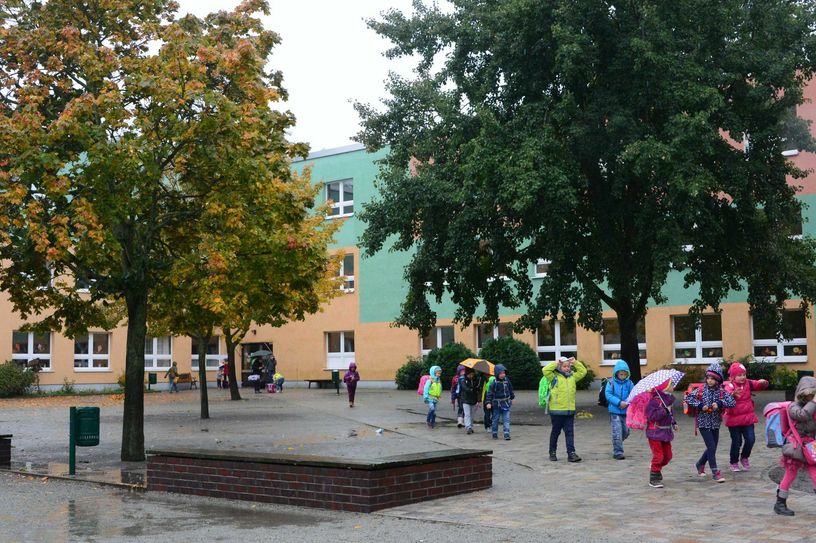 Auf dem Gelände der Grundschule Kolkwitz soll künftig auch eine Oberschule mit gymnasialer Oberstufe errichtet werden. Platz ist da, ein notwendiger Kreistagsbeschluss auch. Doch zum Anfang des Jahres machte die Landesregierung den Plänen den Garaus. Foto: Michael Helbig