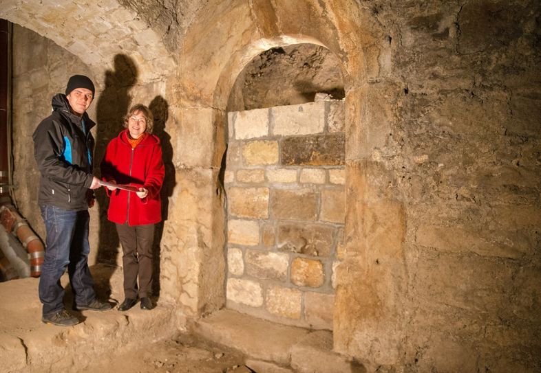 Markus Bitterlich und Dr. Angelika Taube vor der echten Klosterpforte, die hinter dicken Festungsmauern versteckt war. Foto: Marko Förster