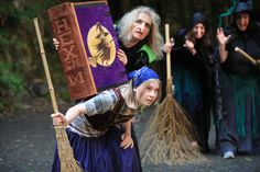 Die kleine Hexe (Lina Richter) mit Hexe Rumpumpel (Barbara Wilkens), die ihr das magische Buch aufbürdet.