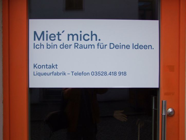 Das Schild an der Eingangstür des Ladens machte Passanten neugierig, vielfach wurde es fotografiert. Ob auch ein möglicher Mieter dabei war?