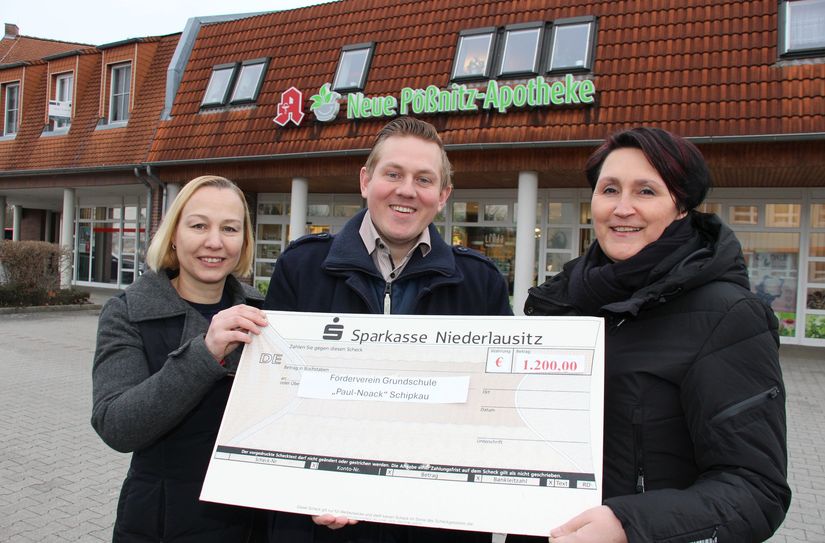 Susanne Nieland (li., Vorstandsvorsitzende des Fördervereins der Grundschule) und Schulleiterin Brit Hacke (re.) freuen sich über die Spende von Apotheker Holger Kromnik (Mitte).