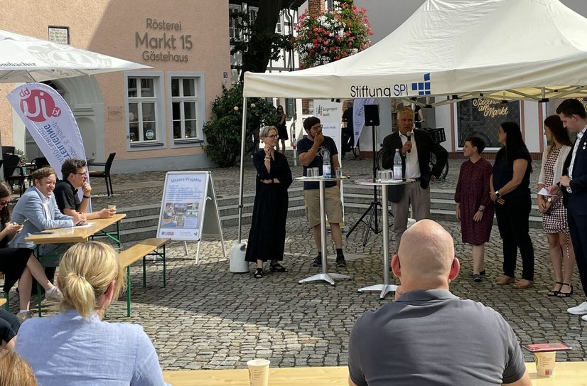 Während der Büro-Eröffnung gab es auch eine Paneldiskussion auf dem Markt - unter anderem mit dem Lausitz-Beauftragten Dr. Klaus Freytag.